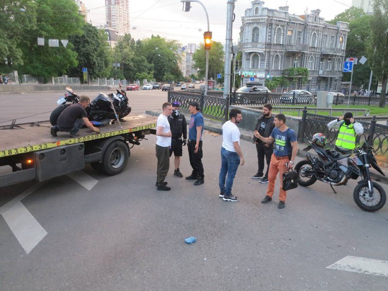 Налево с крайнего правого: появилось видео смертельной аварии такси и мотоцикла на бульваре Шевченко 3