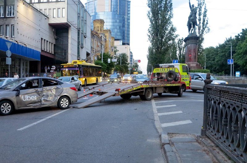 Налево с крайнего правого: появилось видео смертельной аварии такси и мотоцикла на бульваре Шевченко 5