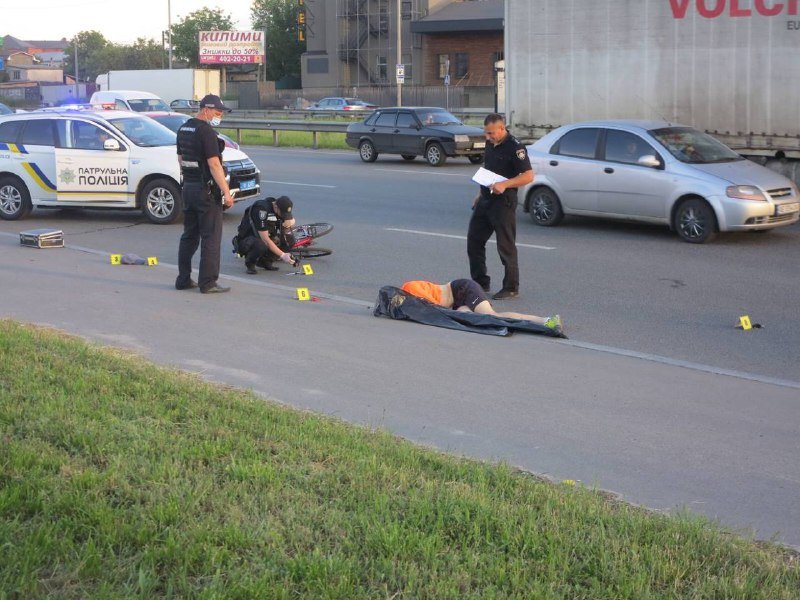 В Киеве из-за пьяного прохожего велосипедист попал под грузовик и погиб на месте 1