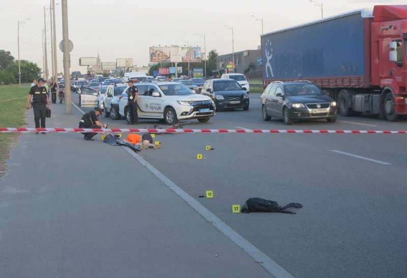 В Киеве из-за пьяного прохожего велосипедист попал под грузовик и погиб на месте 2