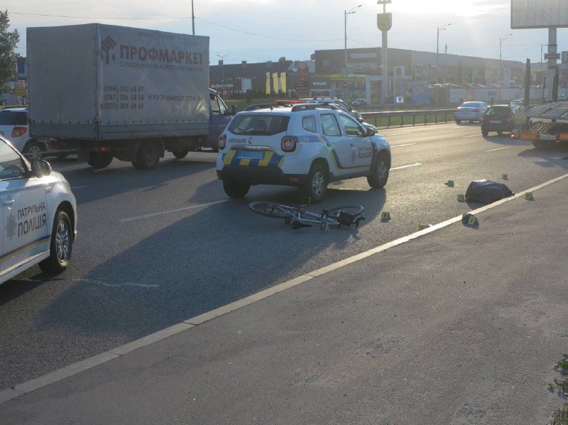 В Киеве из-за пьяного прохожего велосипедист попал под грузовик и погиб на месте 3