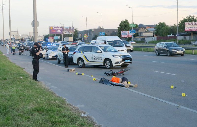 В Киеве из-за пьяного прохожего велосипедист попал под грузовик и погиб на месте 4