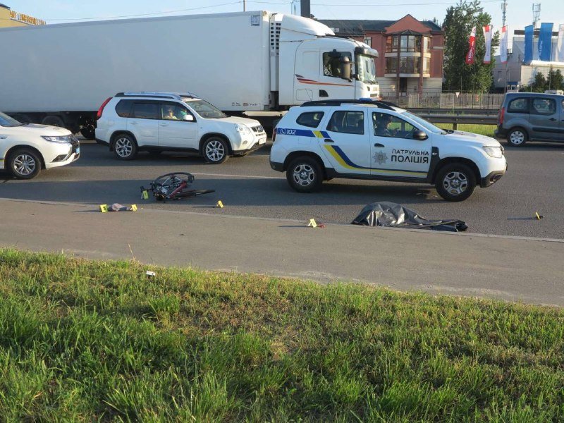 В Киеве из-за пьяного прохожего велосипедист попал под грузовик и погиб на месте 5
