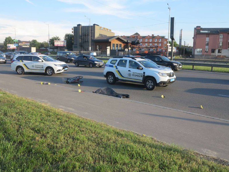 В Киеве из-за пьяного прохожего велосипедист попал под грузовик и погиб на месте 6