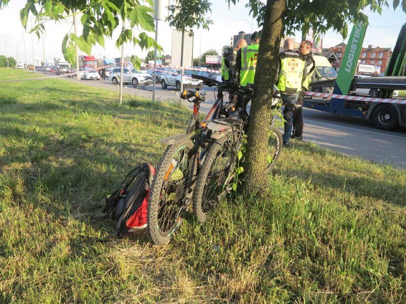 В Киеве из-за пьяного прохожего велосипедист попал под грузовик и погиб на месте 7