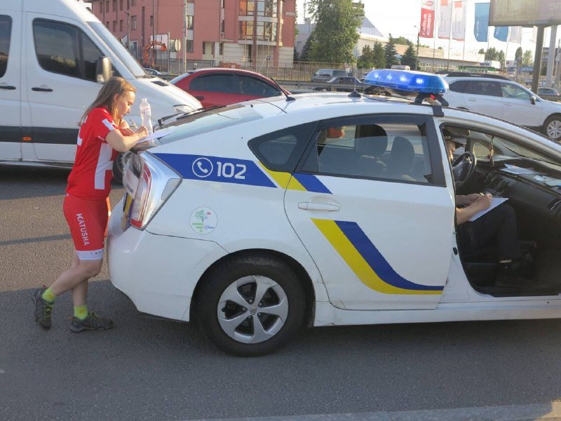 В Киеве из-за пьяного прохожего велосипедист попал под грузовик и погиб на месте 8