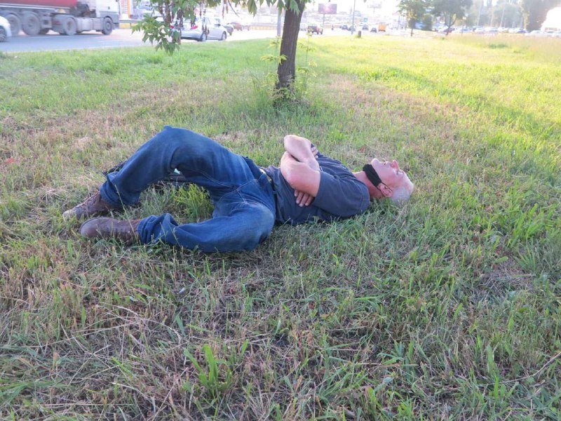 В Киеве из-за пьяного прохожего велосипедист попал под грузовик и погиб на месте 9