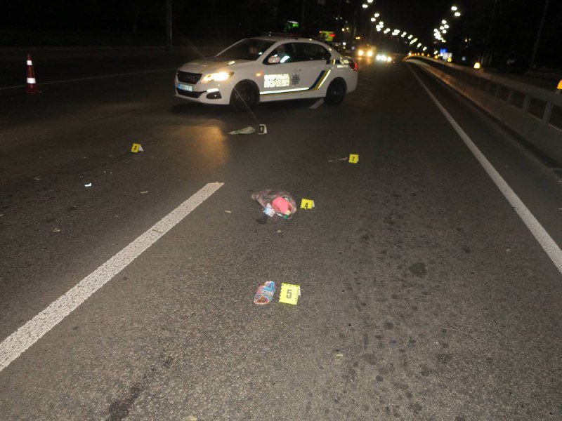 В Киеве на Дружбы Народов сбили женщину, которая перебегала 8-полосную дорогу 3