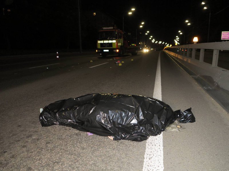 В Киеве на Дружбы Народов сбили женщину, которая перебегала 8-полосную дорогу 6