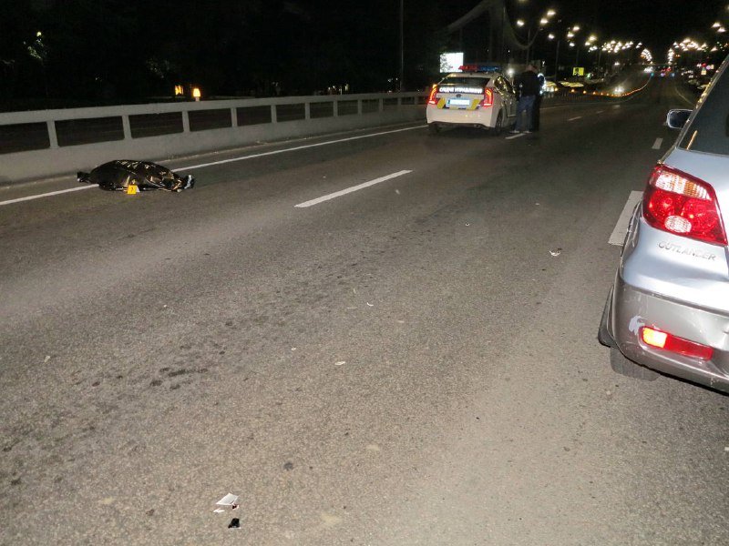 В Киеве на Дружбы Народов сбили женщину, которая перебегала 8-полосную дорогу 10