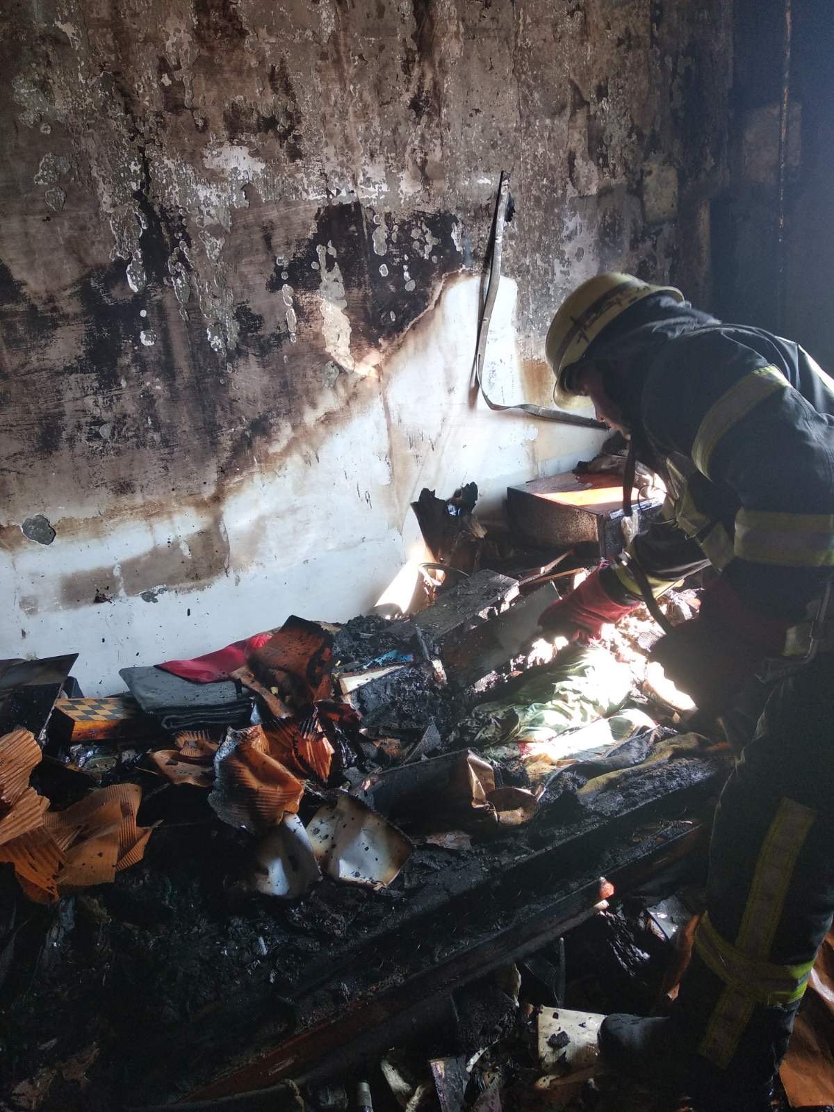 В Киеве из горящей квартиры спасли мужчину, который был без сознания 2