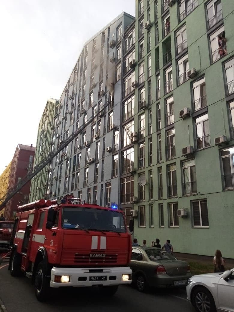 В Киеве в Днепровском районе загорелась многоэтажка 1