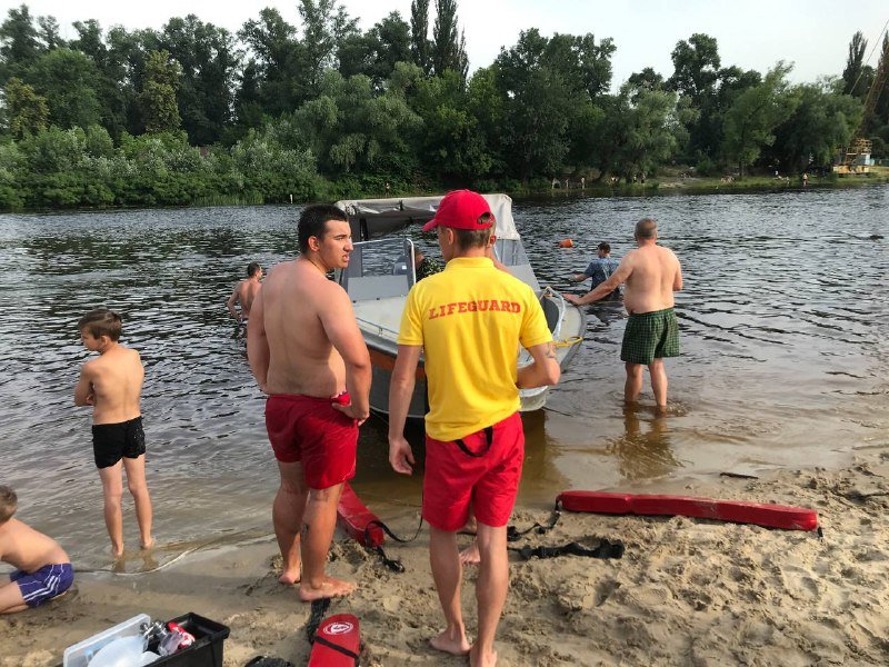 В Киеве на Гидропарке в Днепре пропал мужчина: его искали спасатели и водолазы 1