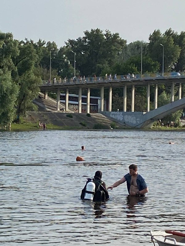 В Киеве на Гидропарке в Днепре пропал мужчина: его искали спасатели и водолазы 3