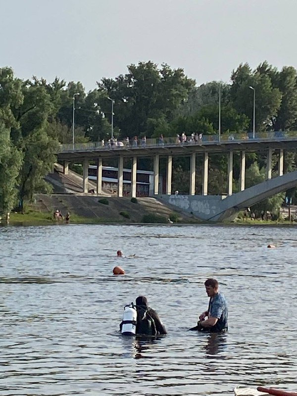В Киеве на Гидропарке в Днепре пропал мужчина: его искали спасатели и водолазы 4