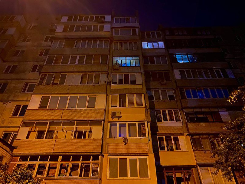 В Киеве на Радужной пьяный мужчина выпал из окна 1