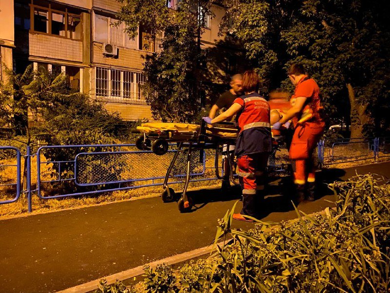 В Киеве на Радужной пьяный мужчина выпал из окна 2