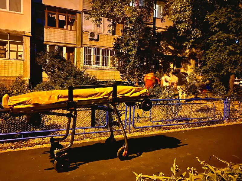 В Киеве на Радужной пьяный мужчина выпал из окна 3