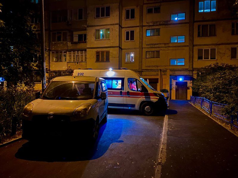 В Киеве на Радужной пьяный мужчина выпал из окна 4