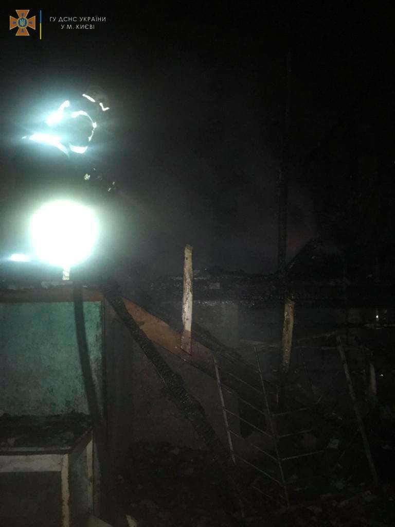 В Киеве на Осокорках загорелся частный дом 1