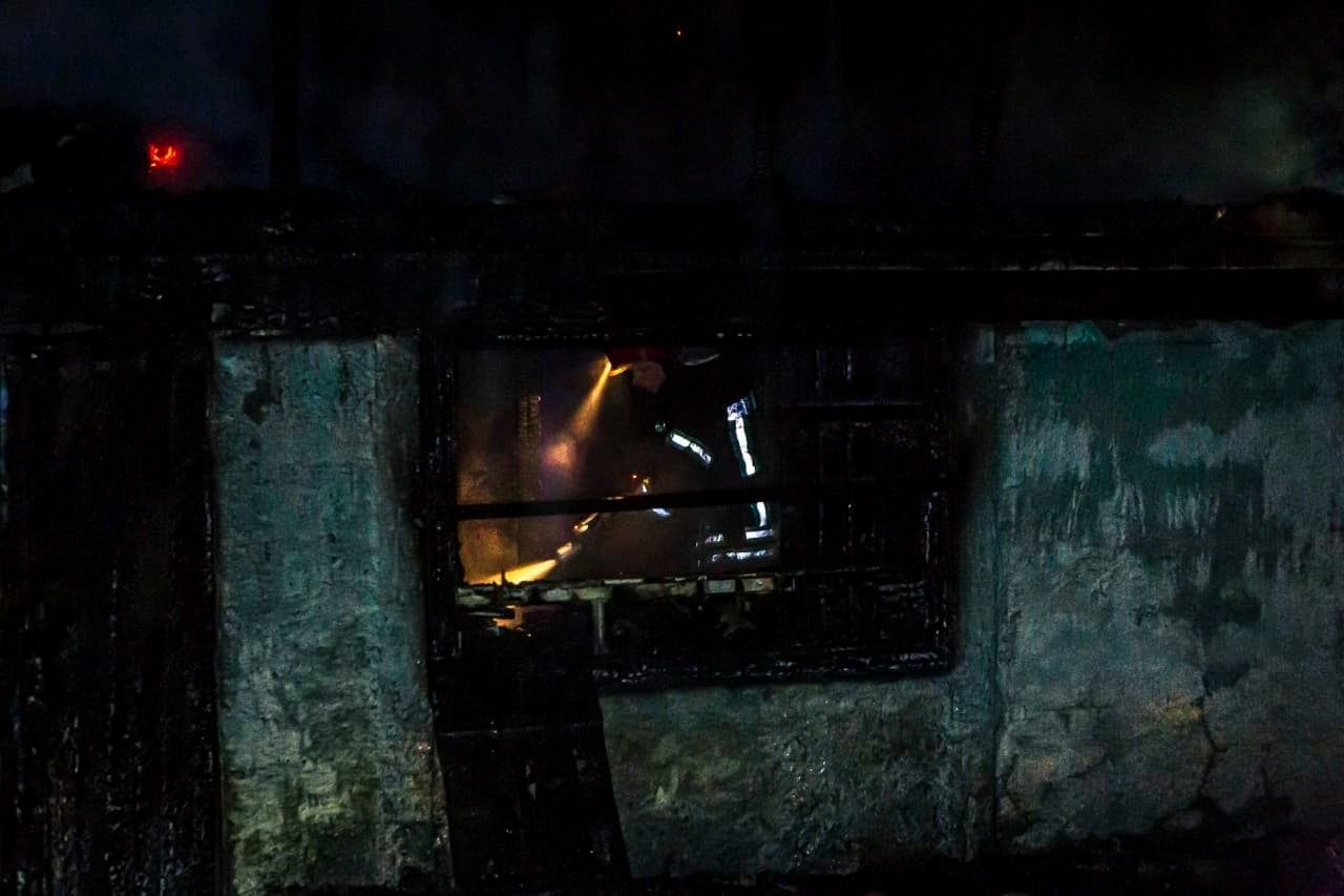 В Киеве на Осокорках загорелся частный дом 2