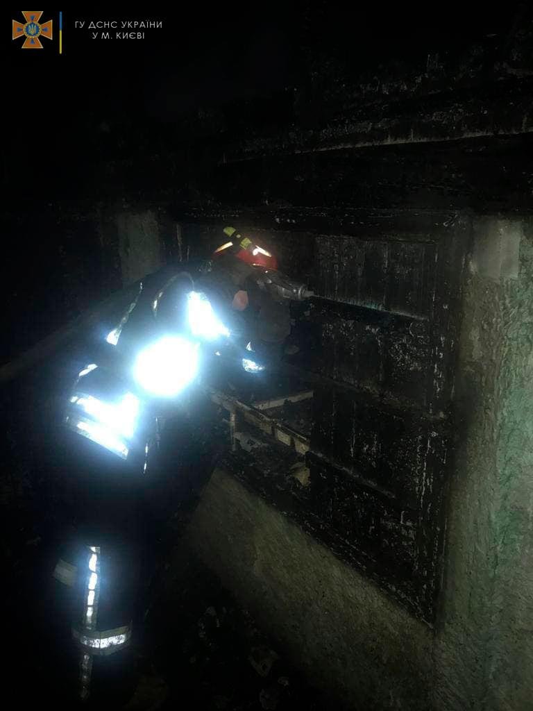 В Киеве на Осокорках загорелся частный дом 3