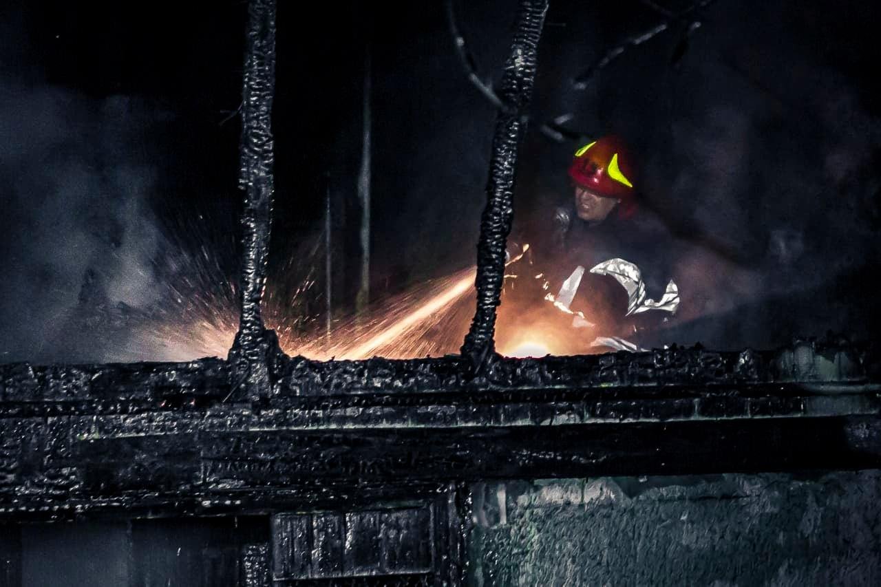 В Киеве на Осокорках загорелся частный дом 4