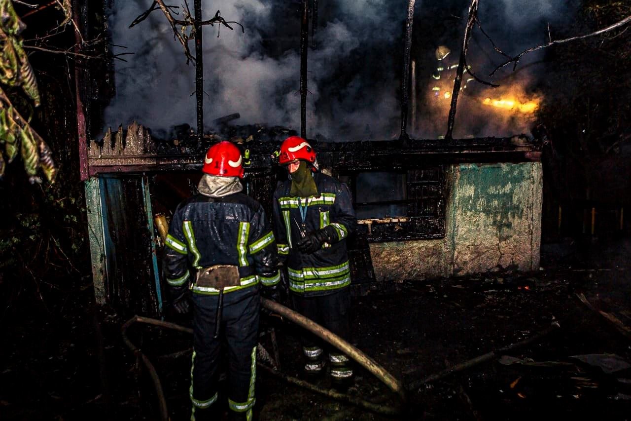 В Киеве на Осокорках загорелся частный дом 5