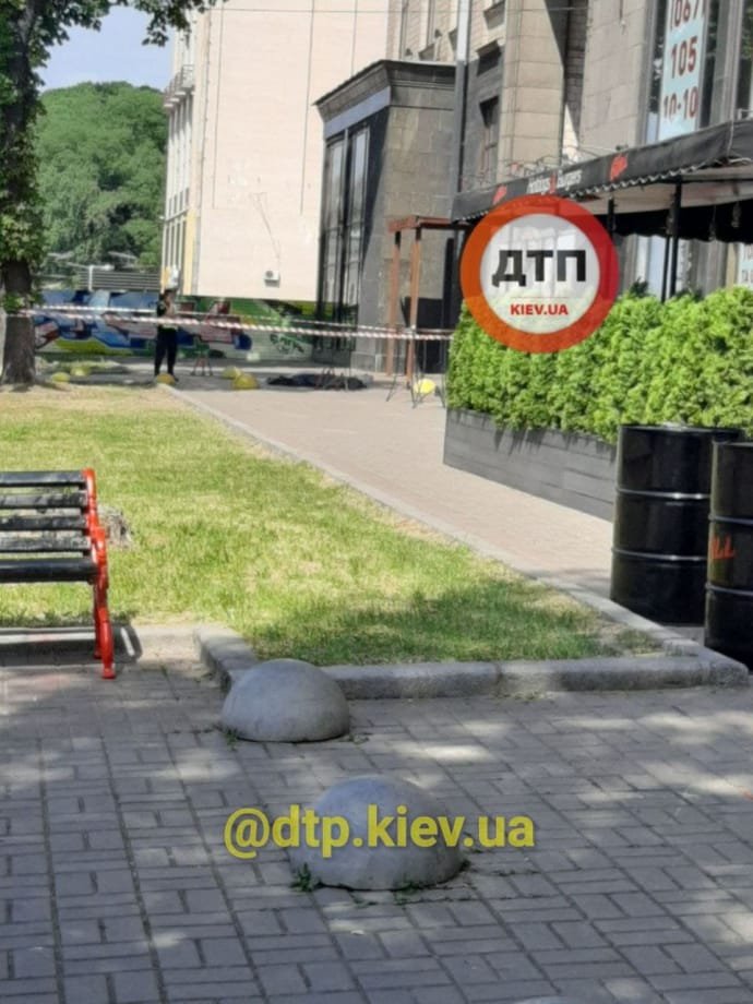 В Киеве на Крещатике мужчина выпал из окна многоэтажки и разбился 1