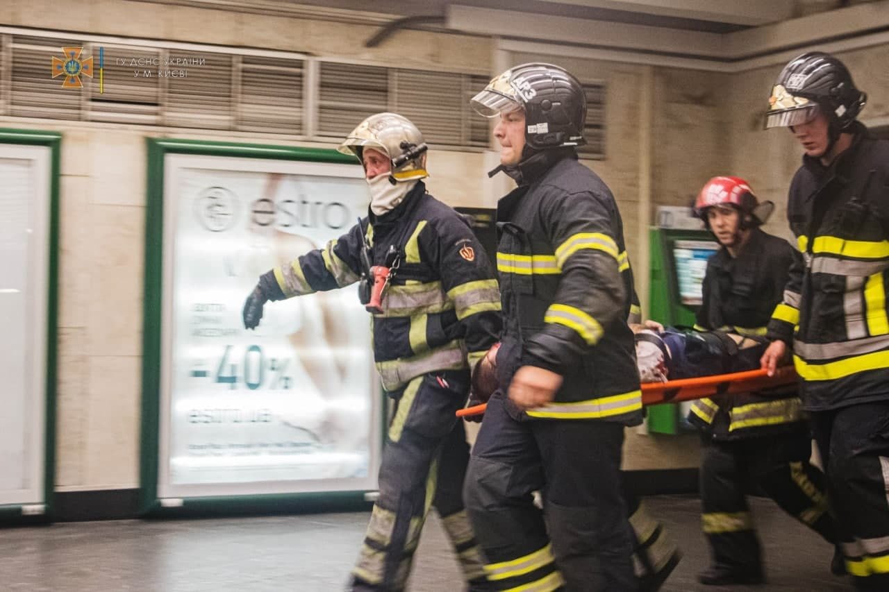 В Киеве на станции "Майдан Незалежності" мужчина упал под поезд метро: подробности и фото с места 1