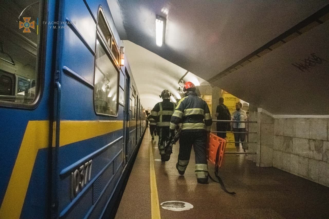 В Киеве на станции "Майдан Незалежності" мужчина упал под поезд метро: подробности и фото с места 2