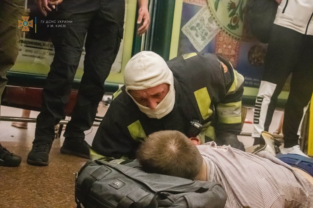 В Киеве на станции "Майдан Незалежності" мужчина упал под поезд метро: подробности и фото с места 3