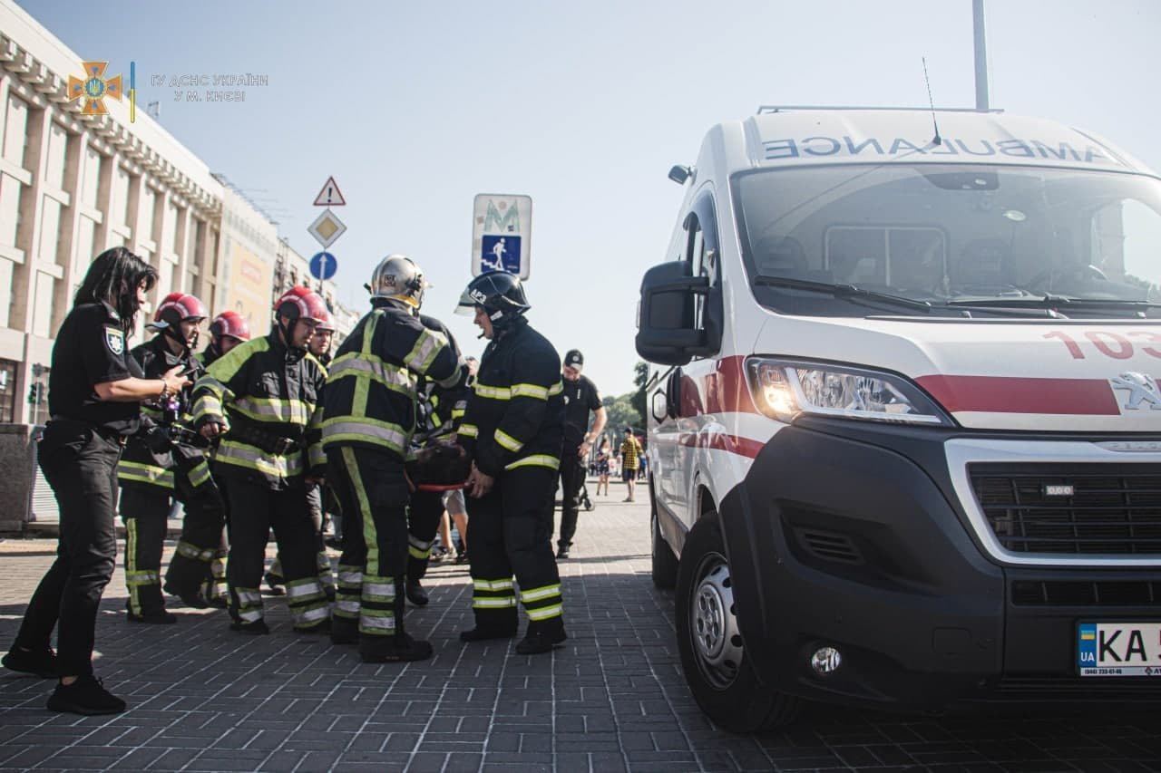 В Киеве на станции "Майдан Незалежності" мужчина упал под поезд метро: подробности и фото с места 4