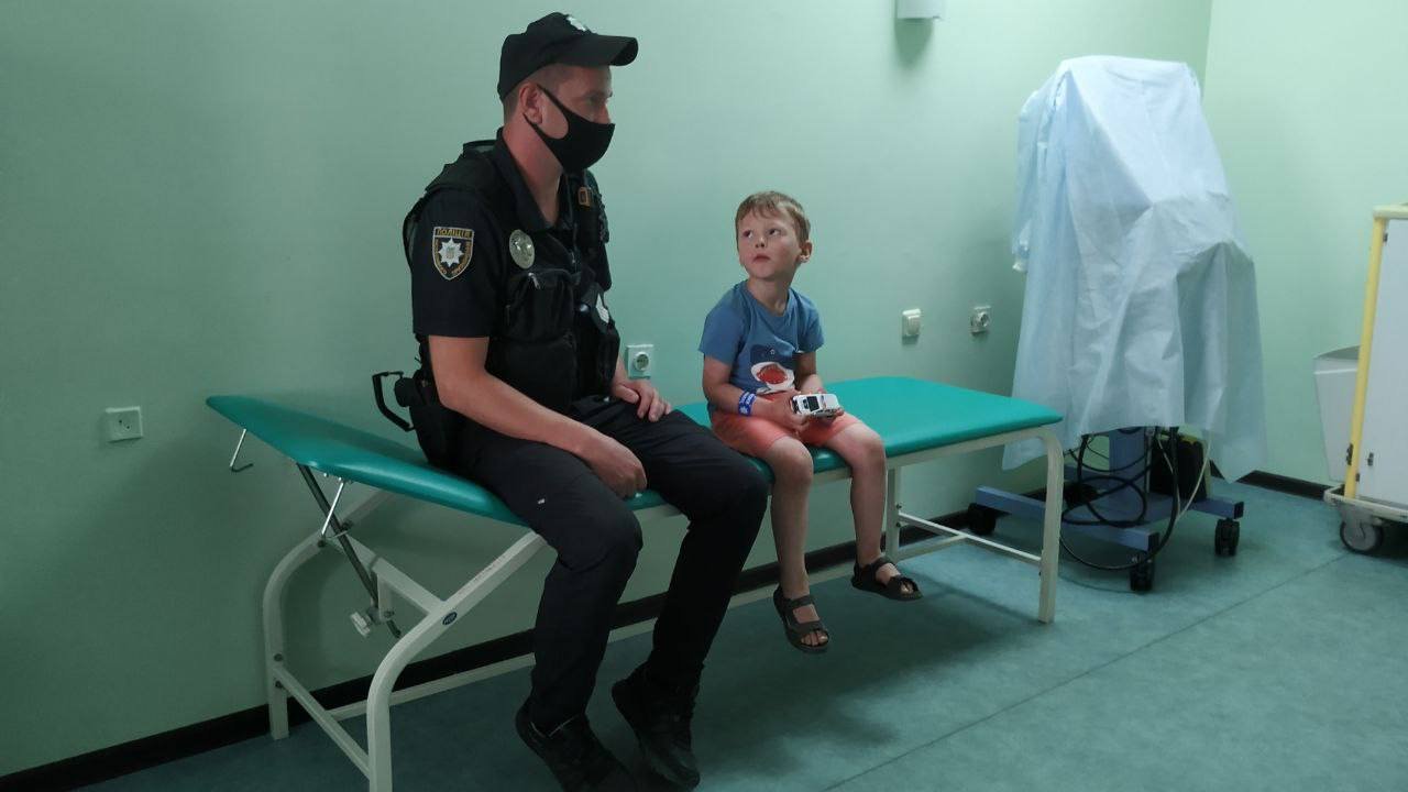 В Киеве 5-летний мальчик катался на самокате и пропал: полиция искала его все ночь 1