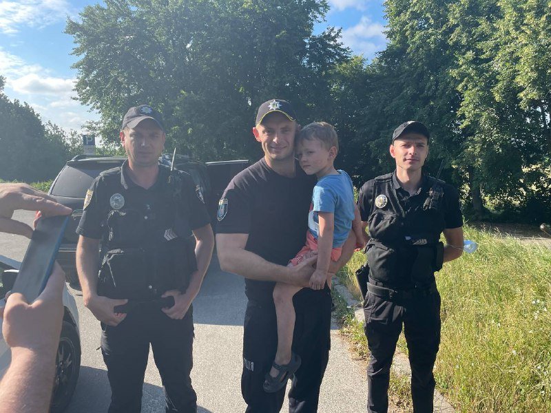 В Киеве 5-летний мальчик катался на самокате и пропал: полиция искала его все ночь 3