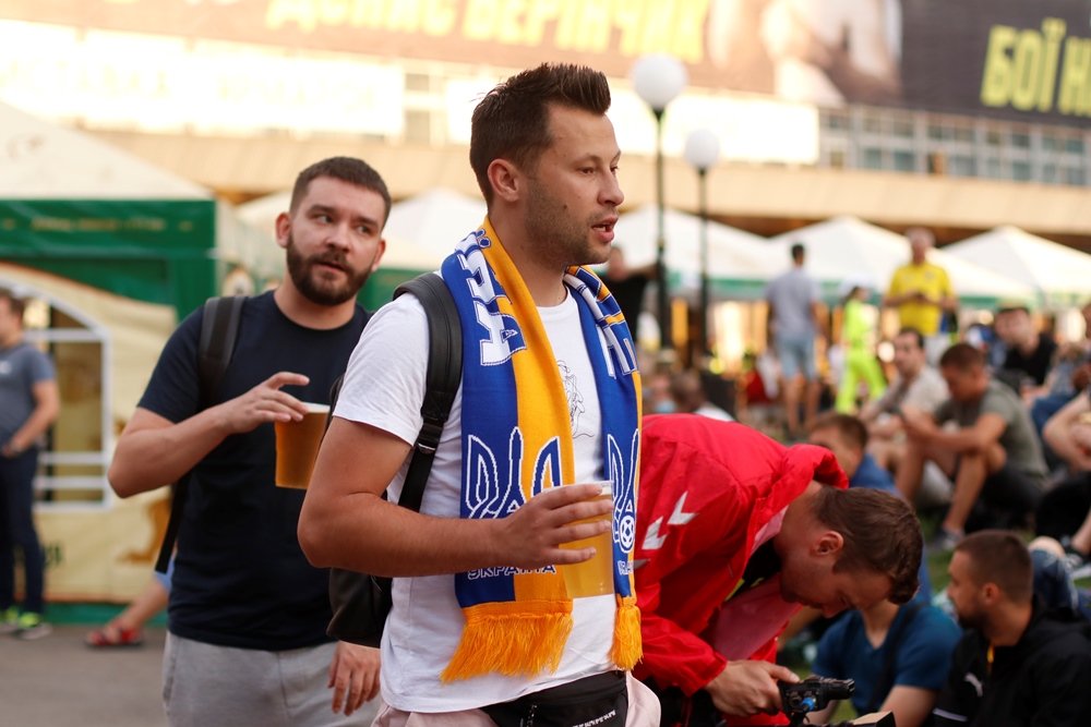 Трансляция матча Украина-Швеция Евро 2020 в Киеве: лица фанатов, которые пришли поддержать нашу сборную 8