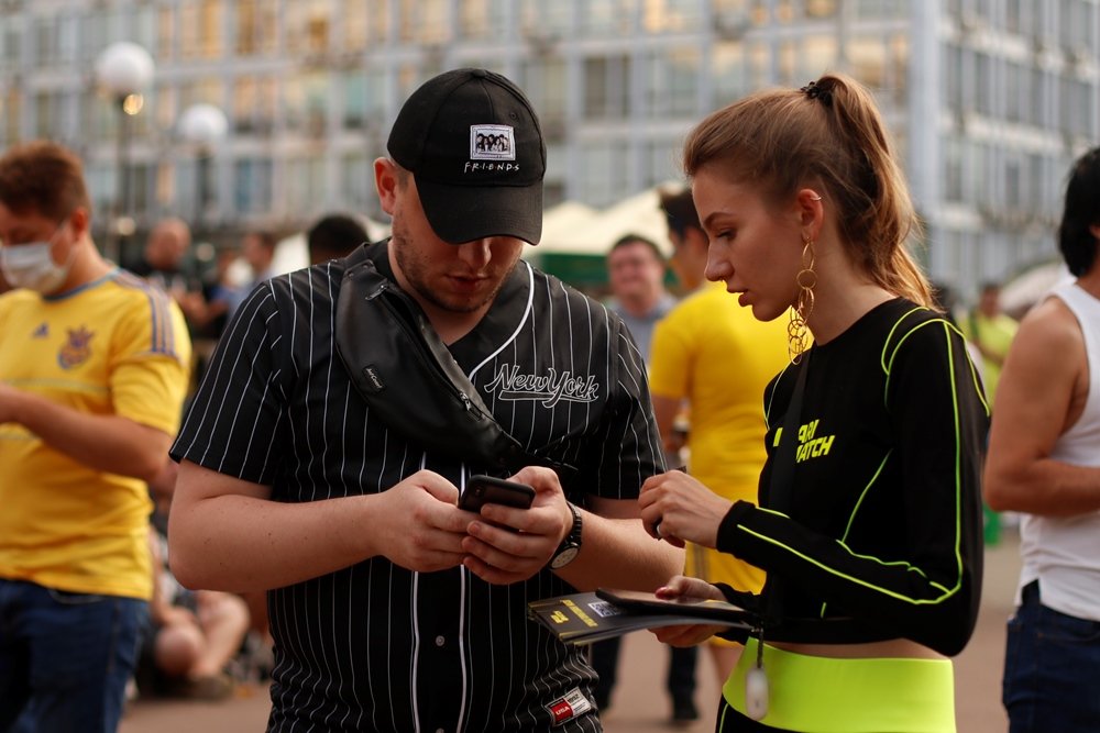 Трансляция матча Украина-Швеция Евро 2020 в Киеве: лица фанатов, которые пришли поддержать нашу сборную 10