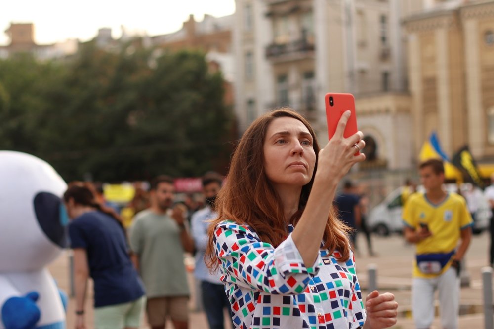 Трансляция матча Украина-Швеция Евро 2020 в Киеве: лица фанатов, которые пришли поддержать нашу сборную 11