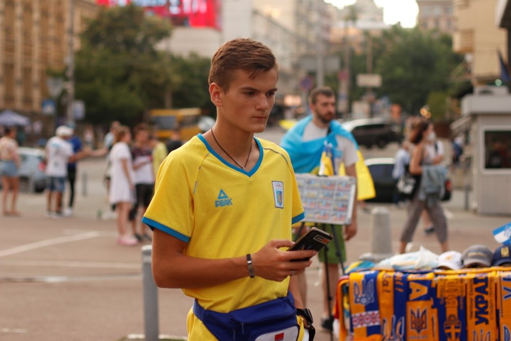 Трансляция матча Украина-Швеция Евро 2020 в Киеве: лица фанатов, которые пришли поддержать нашу сборную 12