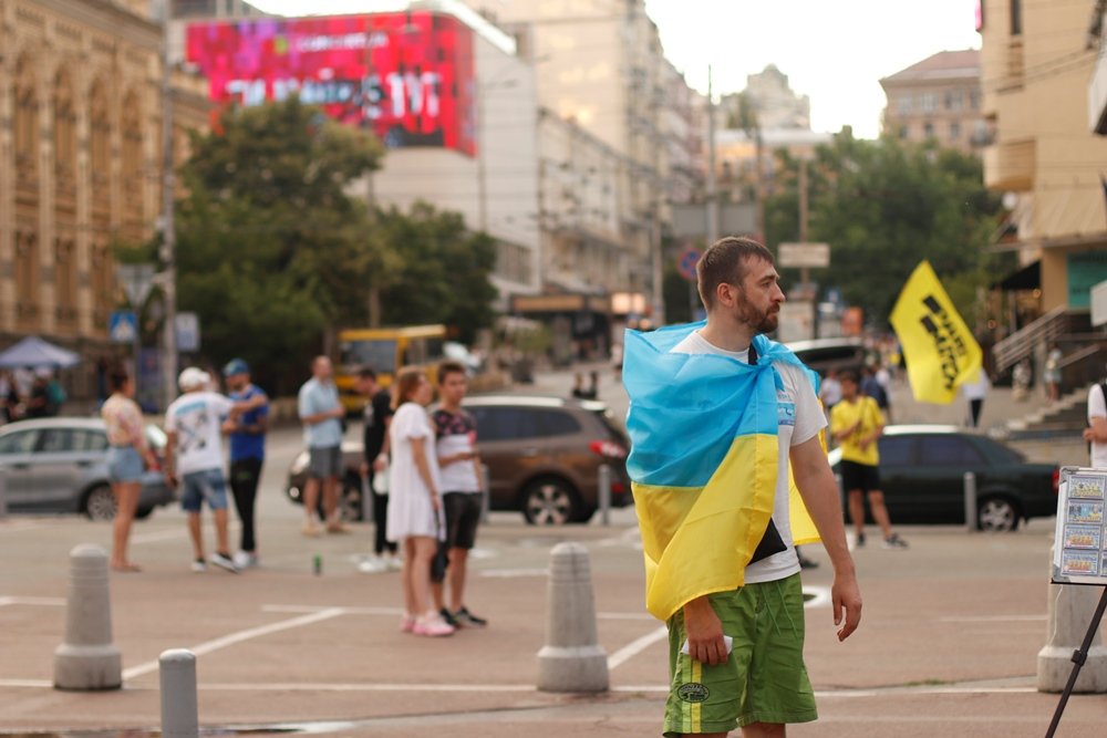 Трансляция матча Украина-Швеция Евро 2020 в Киеве: лица фанатов, которые пришли поддержать нашу сборную 13