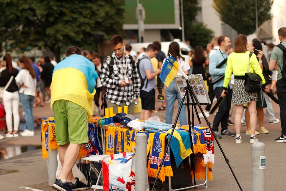 Трансляция матча Украина-Швеция Евро 2020 в Киеве: лица фанатов, которые пришли поддержать нашу сборную 16