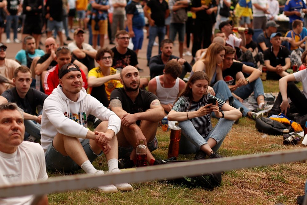 Трансляция матча Украина-Швеция Евро 2020 в Киеве: лица фанатов, которые пришли поддержать нашу сборную 23