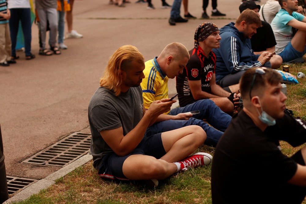 Трансляция матча Украина-Швеция Евро 2020 в Киеве: лица фанатов, которые пришли поддержать нашу сборную 28