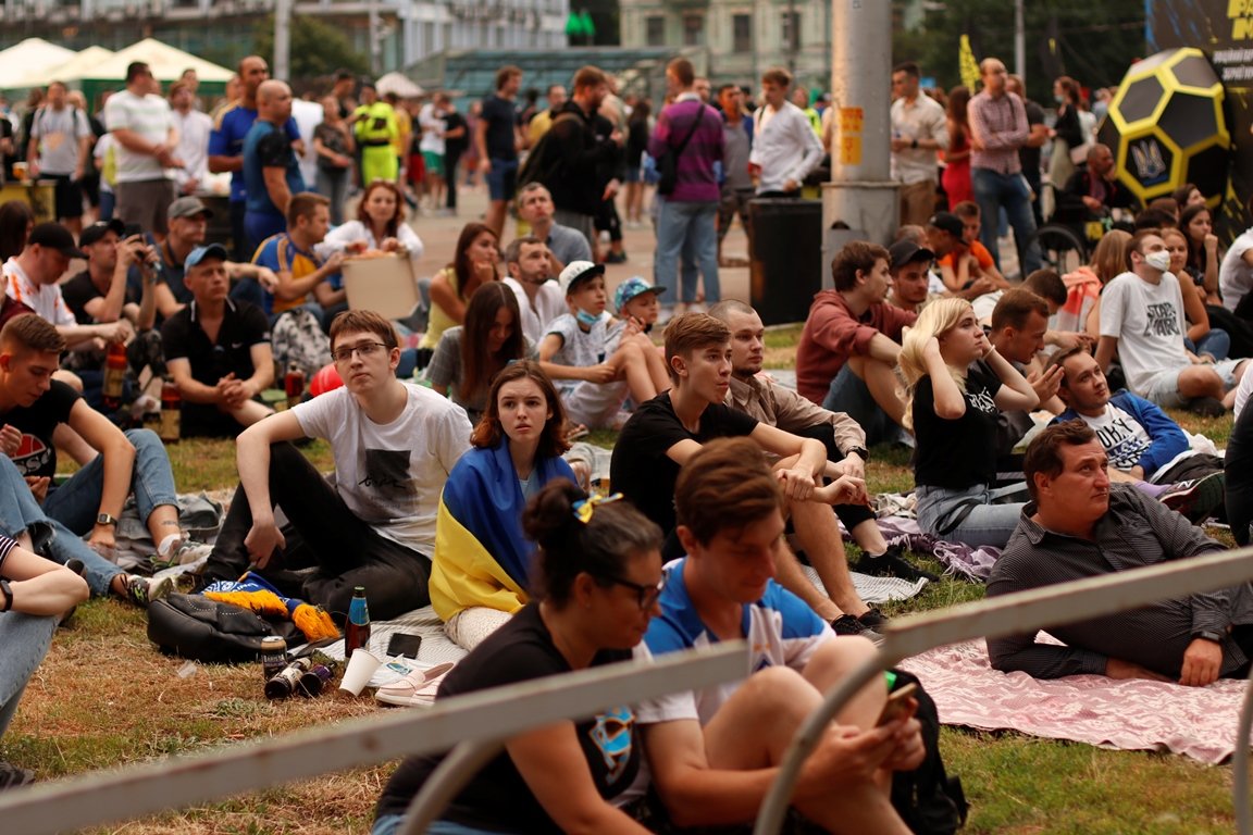 Трансляция матча Украина-Швеция Евро 2020 в Киеве: лица фанатов, которые пришли поддержать нашу сборную 31