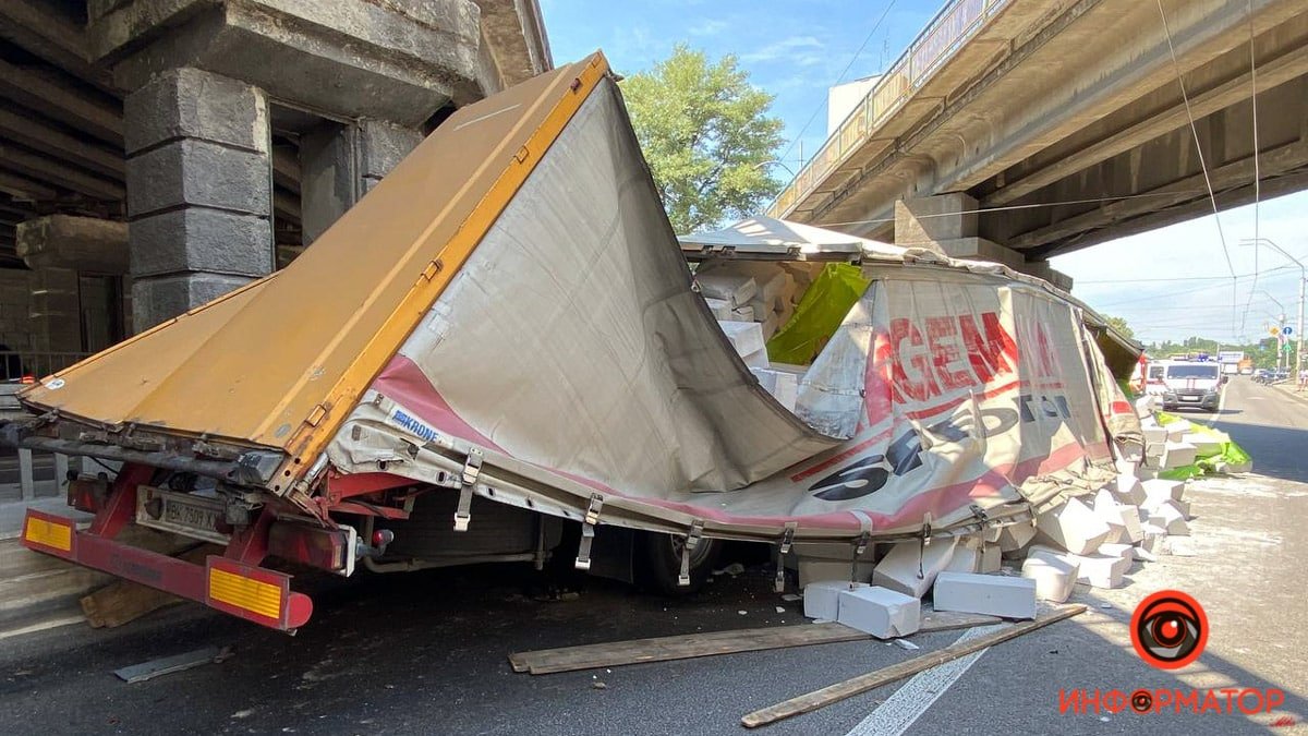 В Киеве на проспекте Победы перевернулась груженая фура и перекрыла движение под путепроводом 1