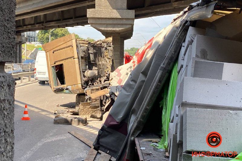 В Киеве на проспекте Победы перевернулась груженая фура и перекрыла движение под путепроводом 2