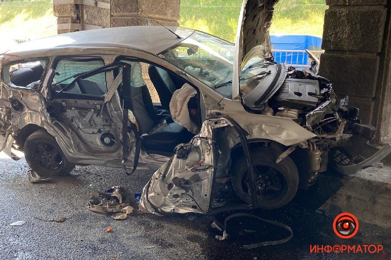 В Киеве на проспекте Победы перевернулась груженая фура и перекрыла движение под путепроводом 3