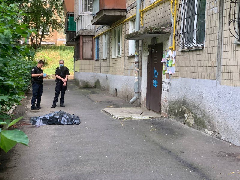 В Киеве на Вацлава Гавела мужчина выпал из окна жилого дома 1
