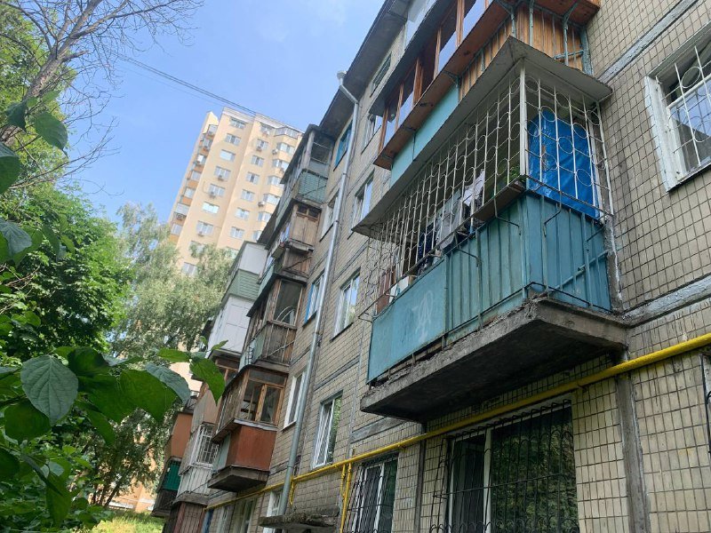 В Киеве на Вацлава Гавела мужчина выпал из окна жилого дома 2