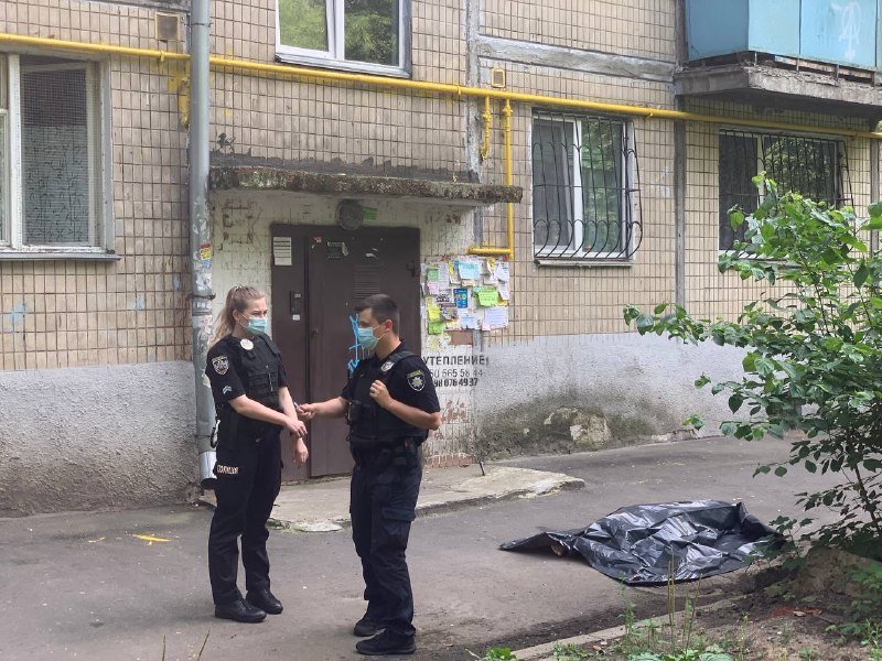 В Киеве на Вацлава Гавела мужчина выпал из окна жилого дома 3